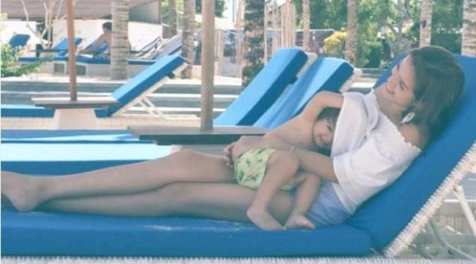 Jessica Iskandar bersama anaknya, El Barack Alexander. (Instagram - @inijedar)