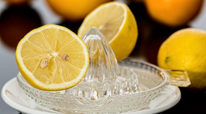 Lemon adalah buah yang kerap dimanfaatkan sebagai pengharum alami dan bahan pembersih paling fleksibel di rumah.
