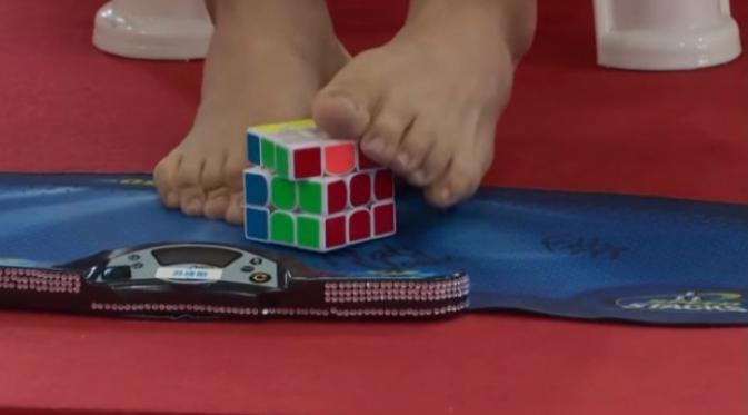 Seorang bocah penggemar kubus Rubik di China berlatih sangat giat sehingga jari-jarinya pun menjadi perih. (Sumber Serenitie Wang/CNN)