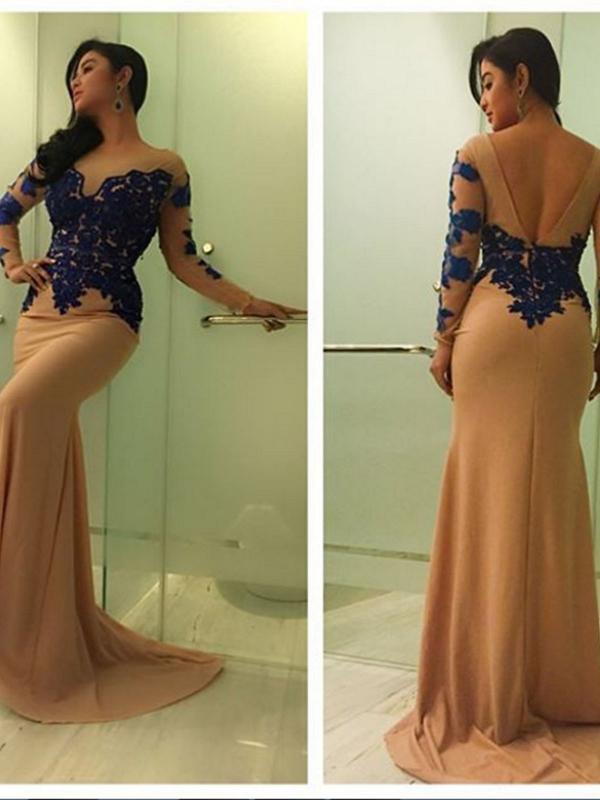 Salah satu gaun seksi Dewi Perssik saat tampil di atas panggung. (Instagram)