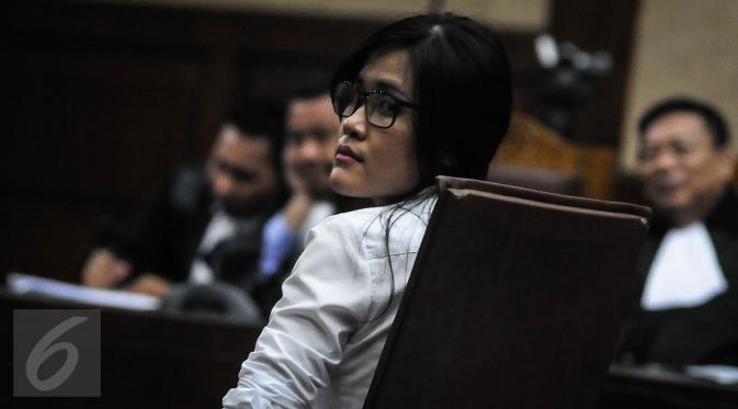 Terdakwa Jessica Kumala Wongso mengikuti sidang di Pengadilan Negeri Jakarta Pusat, Rabu (5/10). Terdakwa Jessica tengah jalani sidang lanjutan dengan agenda pembacaan tuntutan oleh Jaksa Penuntut Umum. (Liputan6.com/Helmi Afandi)