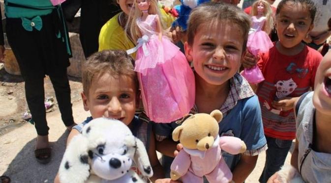 Pria Baik Hati Ini Sukses Bikin Anak-anak Suriah Tersenyum. (Foto: huffingtonpost.com)