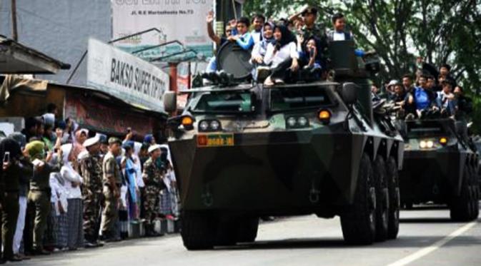 Gelar pasukan dan defile kendaraan alutsista memeriahkan HUT ke-71 TNI di Purwakarta, Jabar. (Liputan6.com/Abramena)