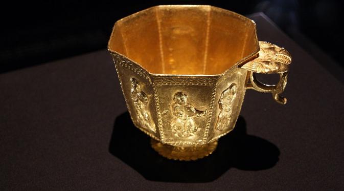 Cangkir emas ini salah satu harta karun yang diangkat dari perairan Belitung (Wikipedia)