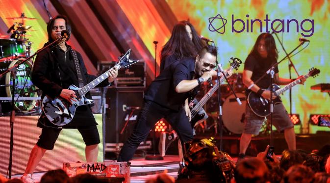 Jamrud mengaku senang terlibat dalam The Biggest Concert Super Band yang disiarkan dari studio Penta SCTV. Dalam gelaran itu, beberapa grup musik papan atas turut meramaikannya, antara lain Gigi, Five Minutes, dan Setia Band. (Adrian Putra/Bintang.com)