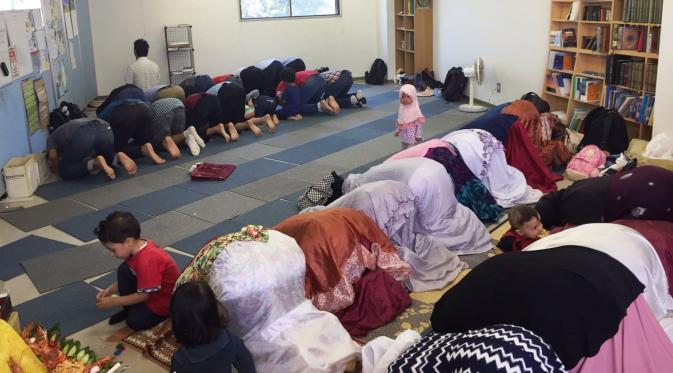 Masyarakat muslim Chiba salat berjamaah di masjid baru