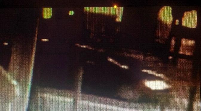 Hasil rekaman CCTV toko tersebut memperlihatkan mobil limo mondar-mandir selama kejadian perampokan (dailymail.com)