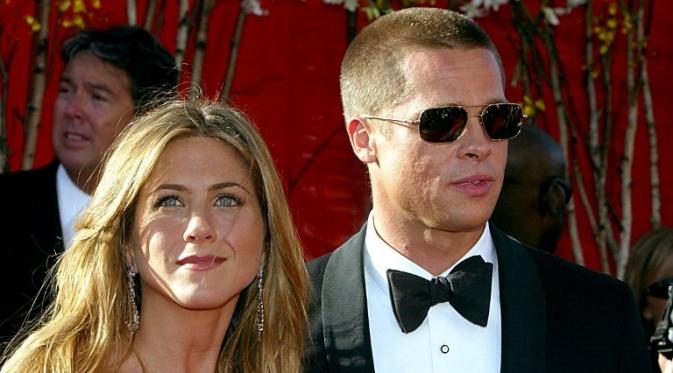 Brad Pitt dan Jennifer Aniston kembali menjalin kedekatan mereka, setelah Angelina Jolie gugat cerai Brad. (AFP/Bintang.com)
