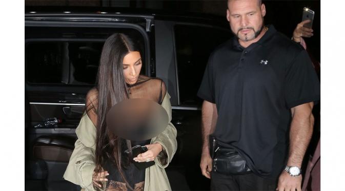 Kim Kardashian dan bodyguardnya, Pascal Duvier (Foto: people.com)