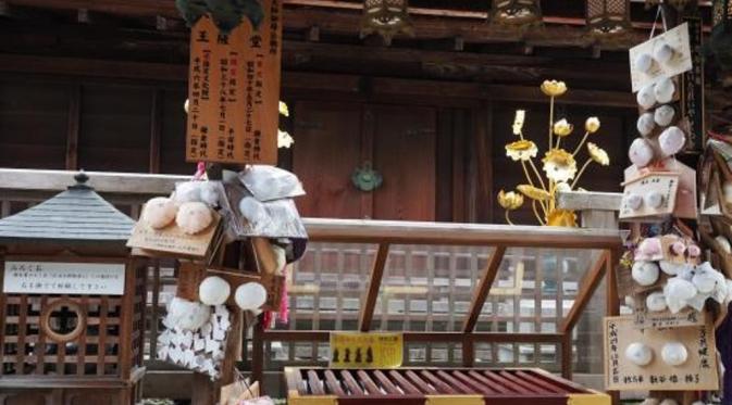 Kuil Jison-in mendapatkan persembahan replika payudara oleh pengunjung (CNN)