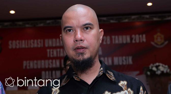 Ahmad Dhani menghadiri sebuah acara fashion show. (Adrian Putra/Bintang.com)