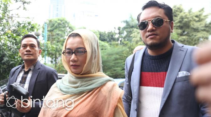 Reza Artamevia didampingi pengacaranya, Ramdan Alamsyah saat membuat laporan terhadap Gatot Brajamusti di Polda Metro Jaya. (Nurwahyunan/Bintang.com)