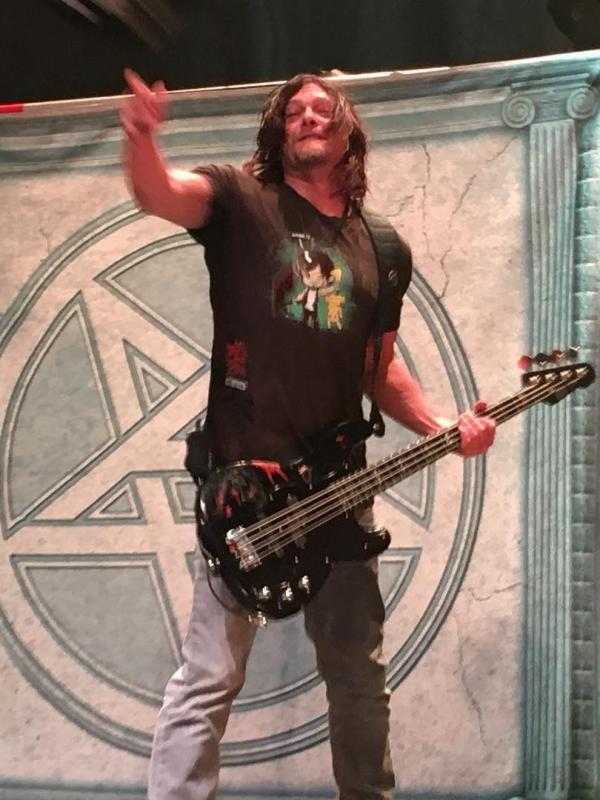 Aktor The Walking Dead, Norman Reedus, belum lama ini terlihat tampil sepanggung bersama band thrash metal Anthrax. (Foto: Instagram.com/tk_sparrow7404)