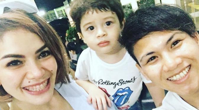 Istri Aming, Evelyn Nada Anjani, bersama Nikita Mirzani dan putranya, Azka [foto: instagram]