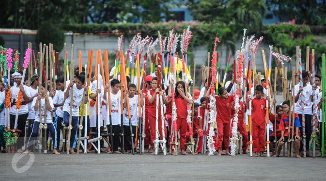 Sejumlah anak SD dan SMP bersiap memecahkan rekor dunia egrang yang termasuk dalam rangkaian penyelenggaraan TAFISA World Games 2016 di Kemayoran, Jakarta, Sabtu (8/10). Pemecahan rekor Guinness Book itu diikuti 2.016 anak. (Liputan6.com/Faizal Fanani)