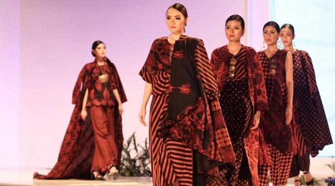 Solo Batik Fashion menampilkan karya 35 desainer dari wilayah Jogja, Solo, Surabaya, Jakarta, Ngawi, dan Semarang, dan menghadirkan lebih dari 200 busana. Foto: Fajar Abrori/ Liputan6.com