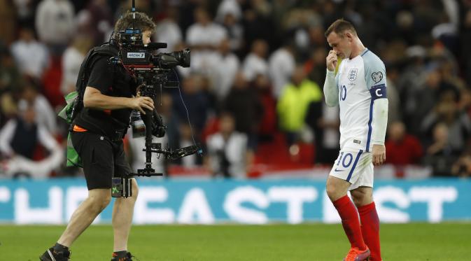 Kapten Timnas Inggris, Wayne Rooney (kanan) berjalan meninggalkan lapangan usai laga kontra Malta, pada lanjutan laga Kualifikasi Piala Dunia 2018 zona Eropa, di Stadion Wembley, Sabtu (8/10/2016).  (Reuters/Carl Recine)