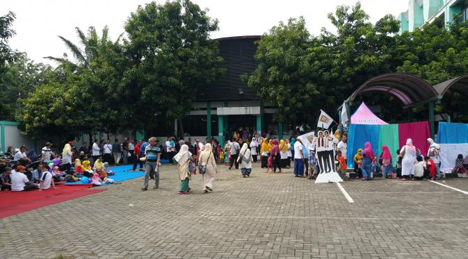  Dukungan Warga Duren Sawit, Jakarta Timur kepada bakal Cagub-cawagub DKI Anies Baswedan dan Sandiaga Uno, Minggu (9/10/2016). (Nanda Perdana Putra/Liputan6.com)