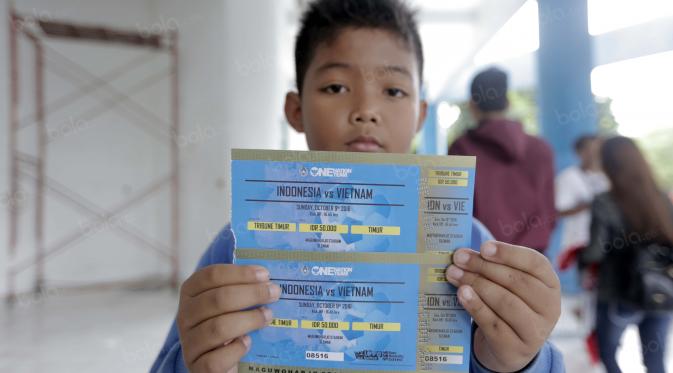 Suporter Cilik menunjukan ticket yang sudah dibeli di loket penjualan di Stadion Maguwoharjo, Minggu (09/10/2016). (Bola.com/Nicklas Hanoatubun)