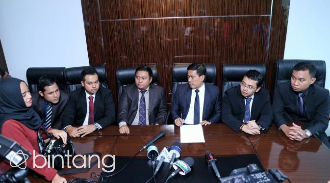 Ahmad Rifai bersama tim kuasa hukum Gatot Brajamusti saat menggelar jumpa pers terkait sejumlah kasus yang menimpa Gatot Brajamusti. (Adrian Putra/Bintang.com)