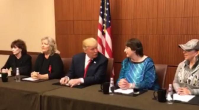 Donald Trump mengadakan konferensi pers yang menghadirkan empat wanita yang mengaku sebagai korban kekerasan seksual Bill Clinton (Facebook/Donald Trump)