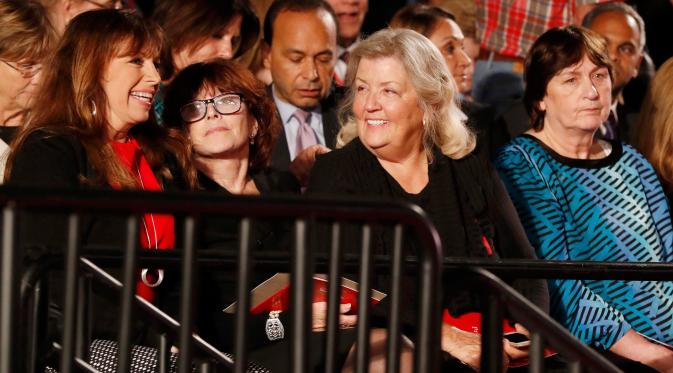 (Ki-ka) Paula Jones, Kathleen Willey, Juanita Broaddrick dan Kathy Shelton menghadiri gelaran debat capres AS kedua antara Donald Trump dan Hillary Clinton di Washington University,  St Louis, Missouri, Minggu (9/10). (REUTERS/Lucy Nicholson)