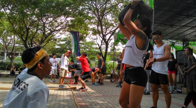 Salah satu anggota tim yang bertanding dalam IPFC 2016, mengangkat sand bag. 