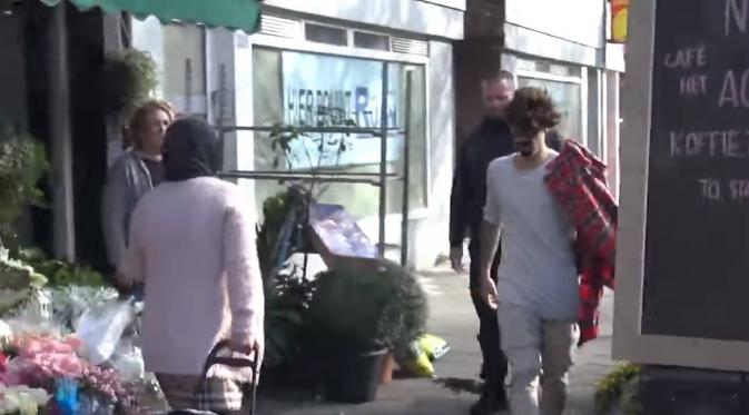 Justin Bieber melakukan penyamaran saat menyusuri jalanan Amsterdam, menggunakan wig, kumis dan janggut palsu. (Youtube)