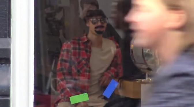 Justin Bieber melakukan penyamaran saat menyusuri jalanan Amsterdam, menggunakan wig, kumis dan janggut palsu. (Youtube)