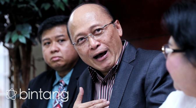 Mario Teguh bersama Elza Syarief, kuasa hukumnya menawarkan kembali tes DNA. (Adrian Putra/Bintang.com)