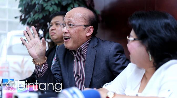 Mario Teguh saat jumpa pers mengenai tes DNA dengan Kiswinar. (Adrian Putra/Bintang.com)