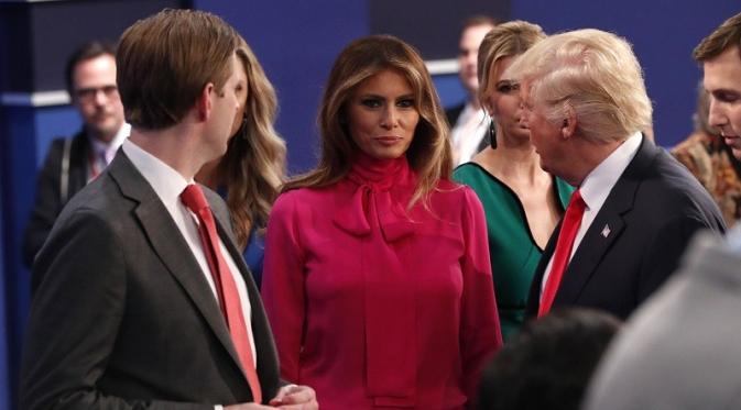 Melania Trump kenakan blus 'pussy-bow' berwarna fuschia yang dinilai mengingatkan publik pada komentar vulgar sang suami (Reuters)