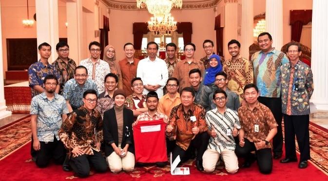 Tim Aruna Indonesia sebagai juara utama Hackathon Merdeka v1.0 berpose bersama para pemenang lainnya dengan Presiden Jokowi di Istana Merdeka, tahun lalu. Kredit Foto: Aruna Indonesia