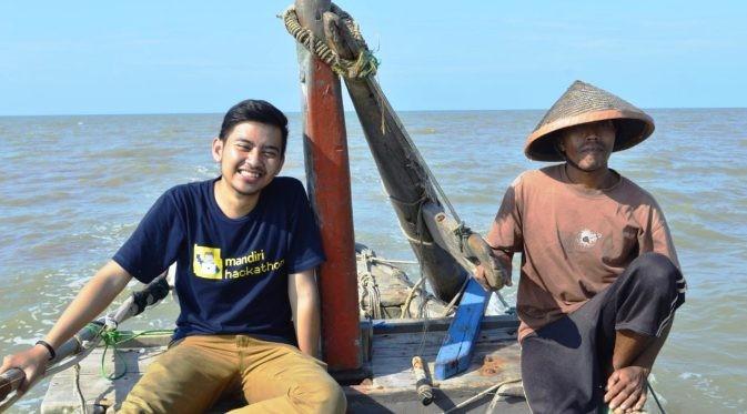 COO Aruna Indonesia Indraka Fadhlillah bersama salah satu nelayan binaan yang sudah menggunakan aplikasinya. Kredit Foto: Aruna Indonesia