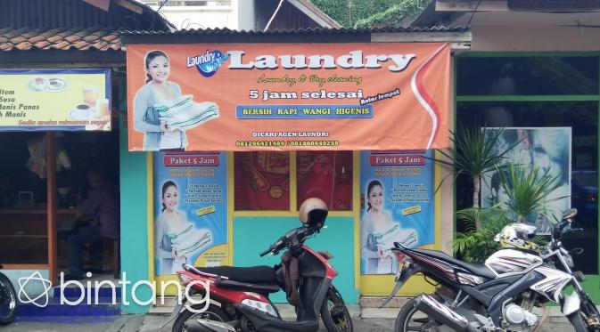Toko laundry kiloan milik Budi Imam di Kuningan, Jakarta Selatan. (Via: Bintang.com/Dadan Eka Permana)