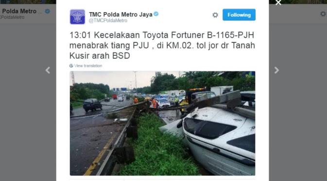 Naas bagi pengendara toyota fortuner yang menabrak tiang PJU hingga terbalik di tol jor Tanah Kusir. (via: Twitter)