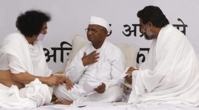 Pegiat kemanusiaan,  Anna Hazare, (tengah) berbicara dengan imam Jian di New Delhi, 2011 (New Delhi)