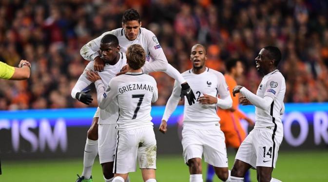 Paul Pogba merayakan gol yang dicetaknya ke gawang Belanda. (REUTERS/Michael Kooren)