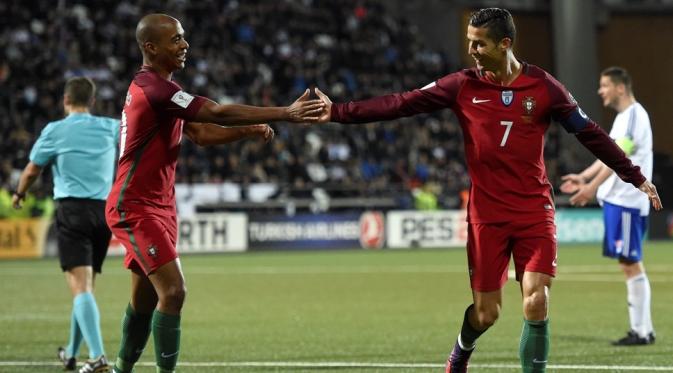 Bintang Portugal, Cristiano Ronaldo, saat merayakan golnya ke gawang Kepulauan Faroe, pada laga lanjutan Kualifikasi Piala Dunia 2014, di Torsvollur Stadium, Senin atau Selasa (11/10/2016) dini hari WIB. (AFP/Francisco Leong). 