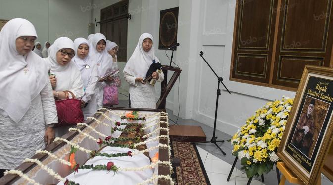 Suasana penghormatan terakhir kepada almarhum Maulwi Saelan di Masjid Al Azhar Syifa Budi, Jakarta, Selasa (11/10/2016). (Bola.com/Vitalis Yogi Trisna)