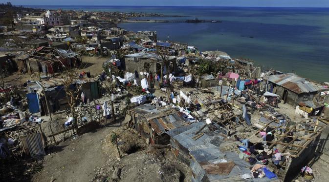 Perkampungan Port-au-Prince yang terletak di pinggir pantai setelah dihantam badai Matthew, Haiti, Senin (10/10). Haiti menghadapi krisis kemanusian yang membutuhkan 