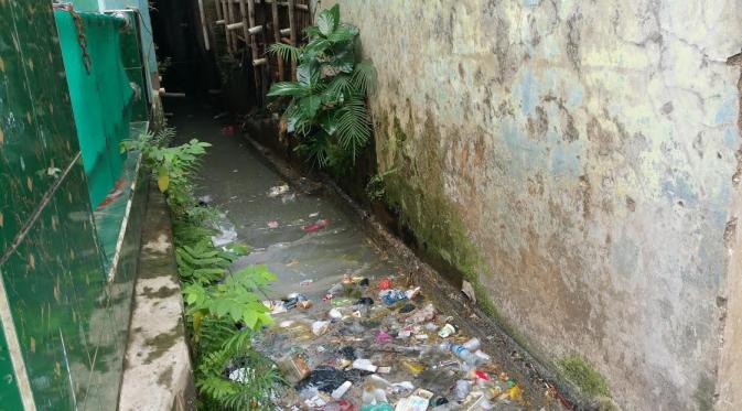 Selokan dipenuhi sampah (Liputan6.com/ Nanda Perdana Putra)