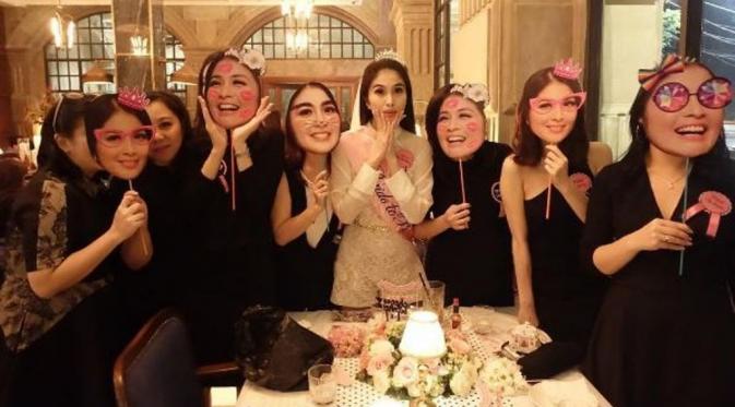 Sandra Dewi dikerjai habis-habisan oleh teman-temannya dalam pesta lajang [foto: instagram]