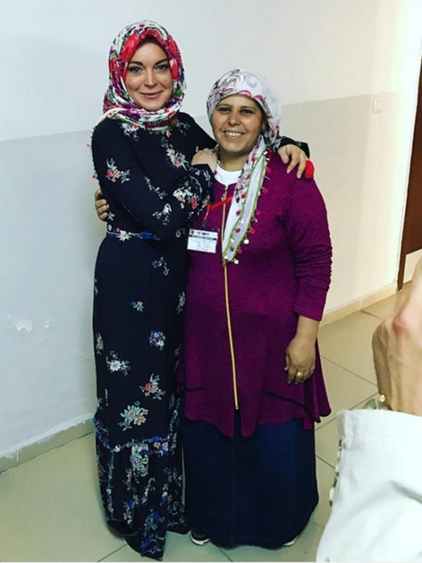Lindsay Lohan mengenakan jilbab saat mengunjungi warga suriah di Turki. (Instagram)