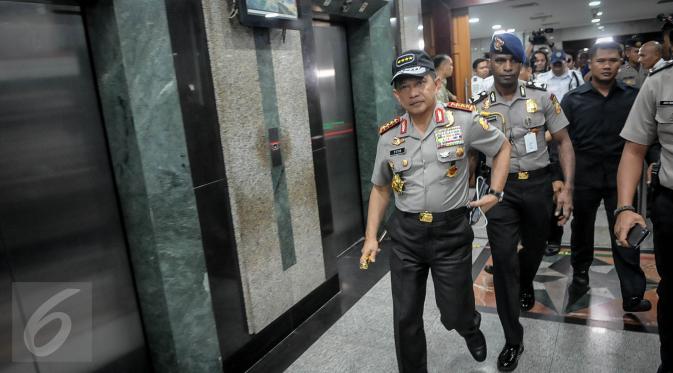 Kapolri Jendral Tito Karnavian saat tiba di kantor Kementerian Perhubungan, Jakarta, Selasa (11/10). Polda Metro Jaya menggelar operasi tangkap tangan (OTT) di Kantor Kemenhub terkait praktek pungli perizinan kapal. (Liputan6.com/Faizal Fanani)