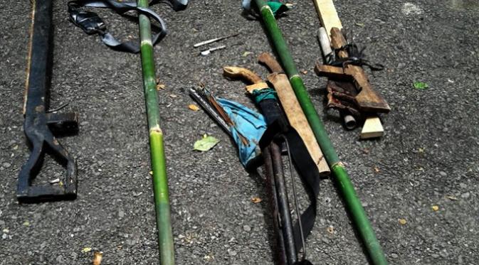 Sebagian senapan rakitan yang disita usai bentrok antar-kelompok pemuda di Palopo, Sulsel. (Liputan6.com/Eka Hakim)