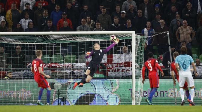 Joe Hart saat melakukan penyelamatan gemilang di pertandingan melawan Slovenia (Reuters/Carl Recine)