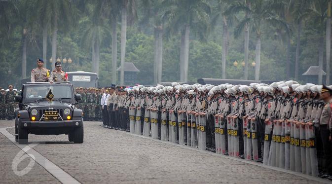 Kapolri Jenderal Pol Tito Karnavian memeriksa pasukan saat memimpin apel gelar pasukan ops Mantap Praja Jaya dalam rangka PAM Pilkada Serentak 2017 di Lapangan Monas, Jakarta, Rabu (12/10). (Liputan6.com/Faizal Fanani)