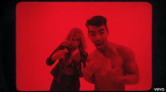 Joe Jonas (via YouTube.com)