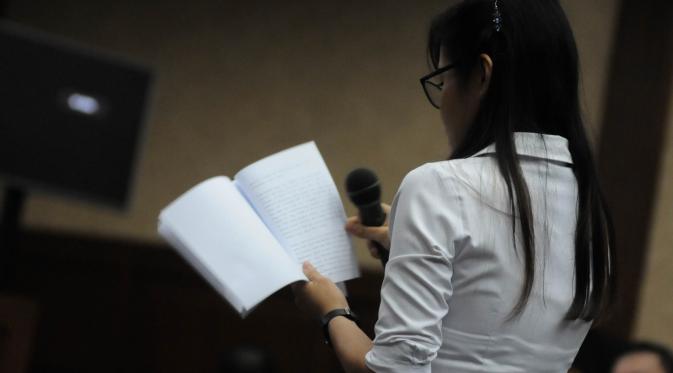Jessica Kumala Wongso membacakan pembelaannya dengan penuh airmata. (Liputan6.com/Faizal Fanani)